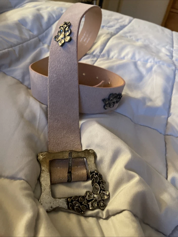 “Morgan” Cinturón de cuero de gamuza rosa italiano para mujer con hebilla de flor plateada 40” Foto 2 de 4