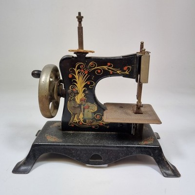 Vintage Blech Kindernähmaschine wohl deutsch 