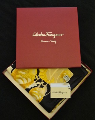 Salvatore Ferragamo Seidentuch neuwertig Box Etiketten Coral / schwarz