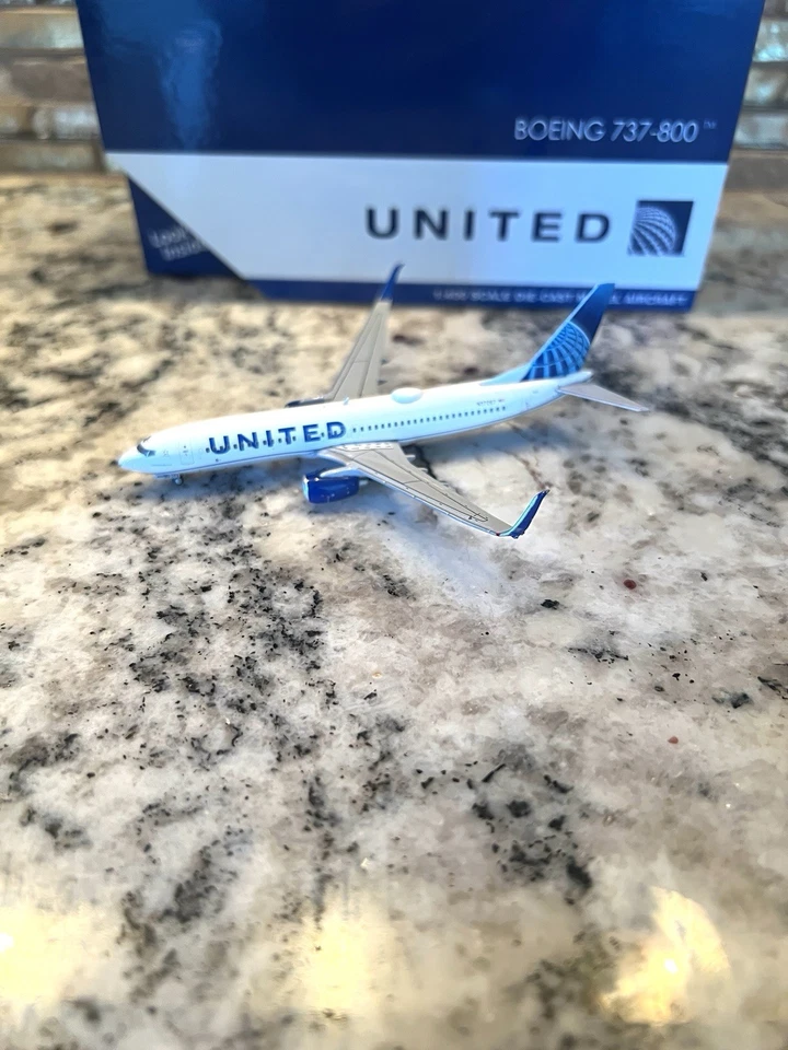 1:400 Gemini Jets United Boeing 737-800 N37267 GJUAL1803 1:400 *Read Desc*🔥 - Image 3 of 4