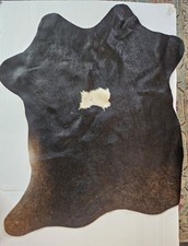Mini alfombra recortada de cuero de vaca.  Cabello natural.  34"x33"