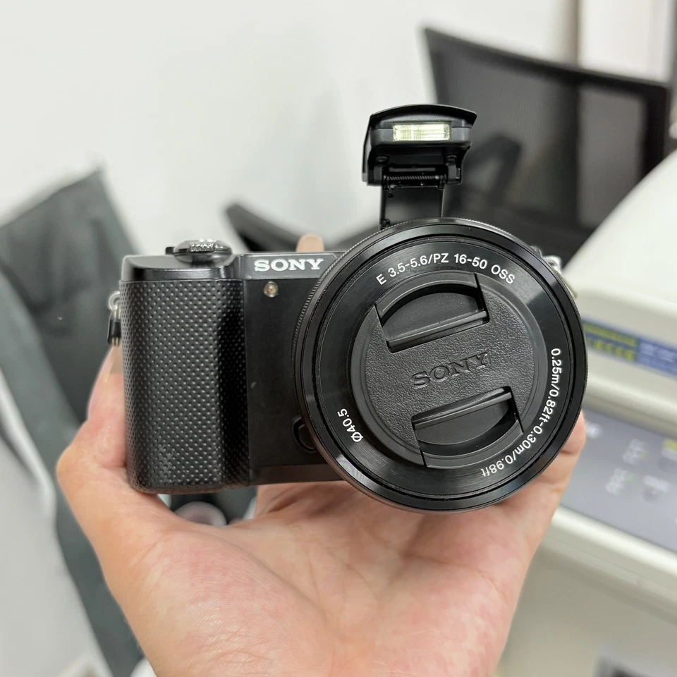 Cámara digital Sony Alpha a5000 sin espejo con lente de 16-50 mm - 95 % NUEVA Foto 2 de 4