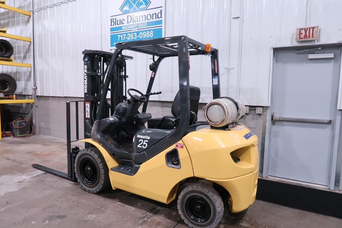 Komatsu FG25T-16 Forklift, 5,000# Pneumatic, Dual Fuel, Triple