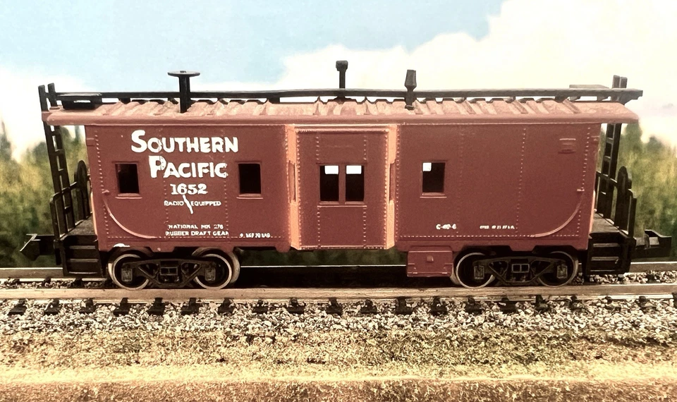 Lot of 6, N Scale Caboose train cars Southern Pacific,C&O,Burlington Route,CB&Q - Image 2 of 4