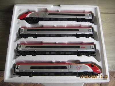 DAPOL MODEL RAILWAYS  VIRGIN PENDOLINAO E M U PRESENTATION PACK  LOT 17
