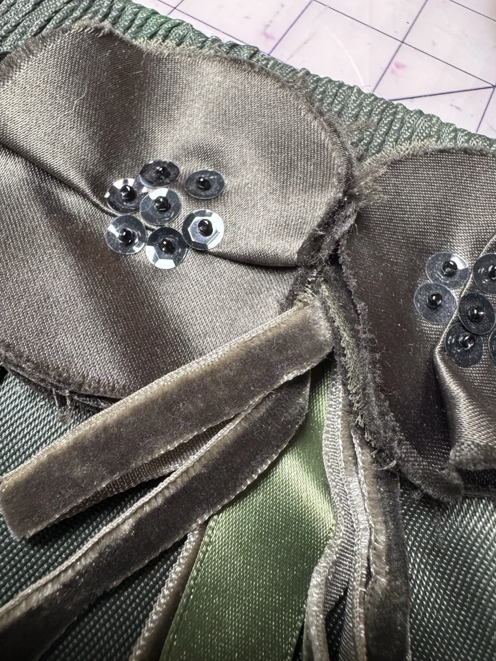 Bolso de mano Banana Republic vintage satinado tela flores terciopelo cinta satinada Foto 3 de 4