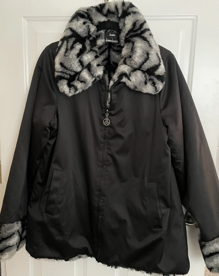 Abrigo Dennis Basso Reversible Imitación Piel Negro Blanco Y Gris Estampado Animal Foto 3 de 4