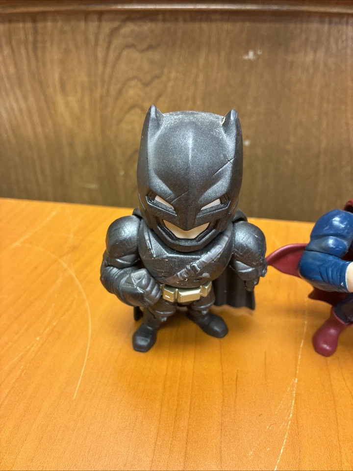 Figuras blindadas de Batman y Superman fundidas a presión de metales juguetes de Jada de Batman vs Superman Foto 2 de 4