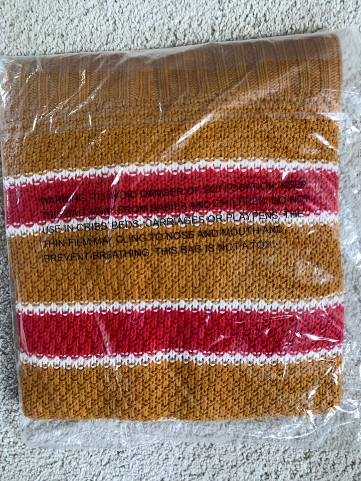 Suéter para mujer Rue 21 naranja y dorado a rayas con cordones cuello en V tejido con cable mediano  Foto 4 de 4