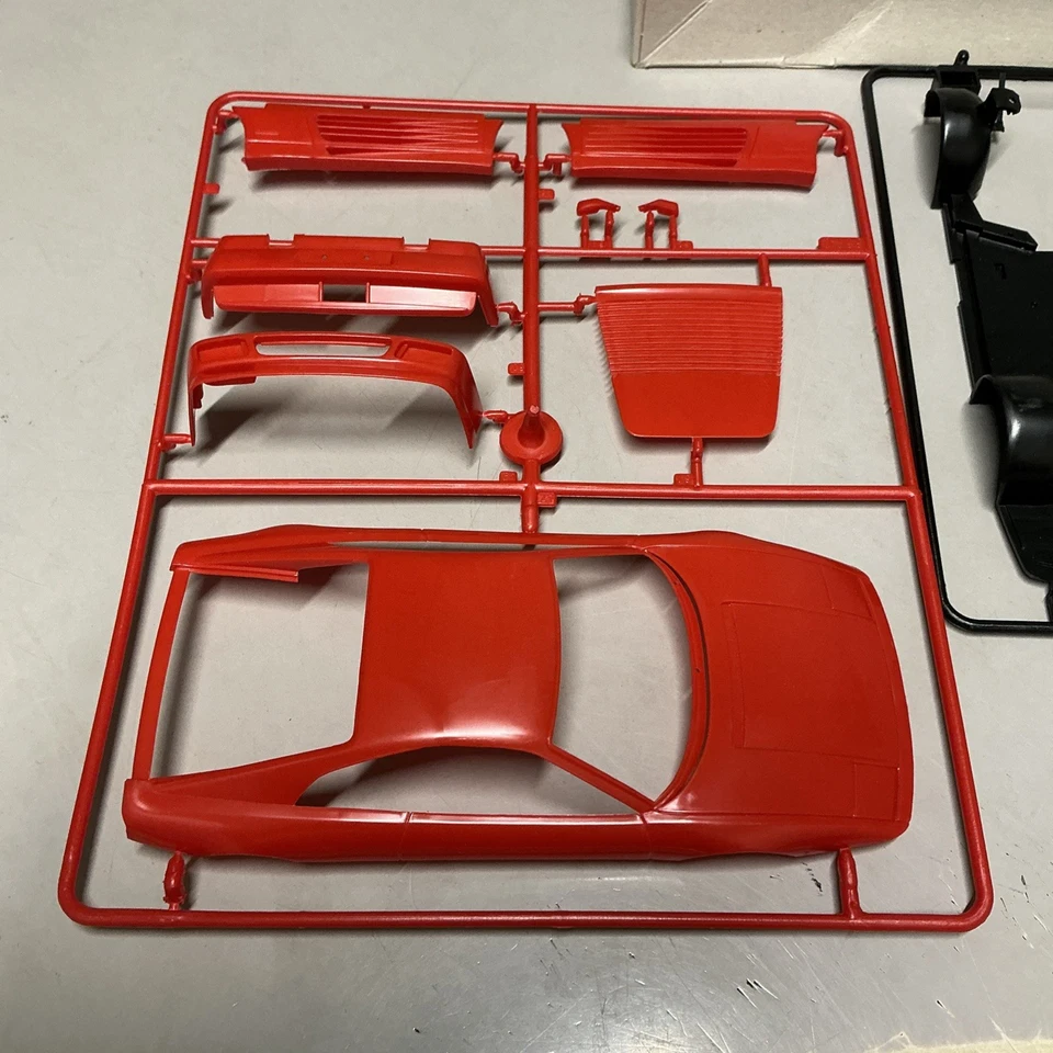 Italeri FERRARI 348 TB - NUOVO 1/24 Kit Da Montare N. 668 Vintage Modellismo - Immagine 3 di 4