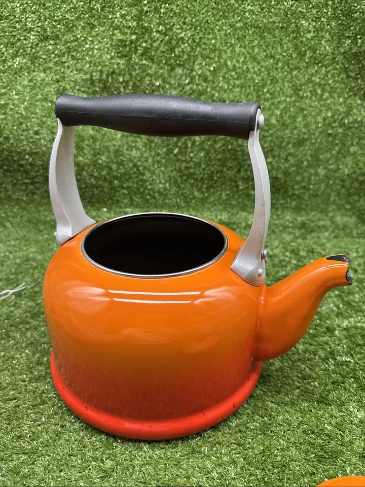 Tetera Le Creuset de acero esmaltado 2,1 litros/2,2 cuartos naranja.     s2 Foto 4 de 4