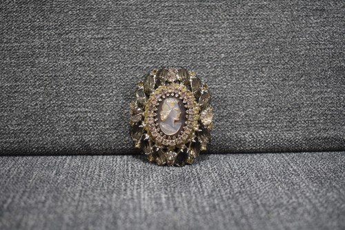 Vintage Hobe Brooch in Silver Metal Decorated with Mother-of-pearl Cameo - Picture 2 of 6