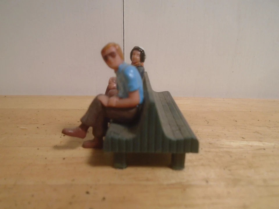 2 O SCALE SEATED FIGURES ON BENCH - Image 3 of 3