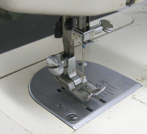 Sears Kenmore 148 1976 vintage. Máquina de coser domenstic 1560 Zig Zag con pedal - Imagen 4 de 17
