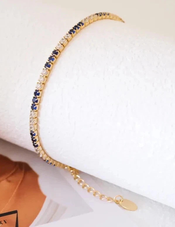 Brazalete tenis redondo de diamantes y zafiros simulados de 5 quilates enchapado en oro amarillo de 14 k Foto 2 de 4