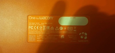 Wacom One CTL-672 Grafiktablett schwarz/rot (10,9 x 7,4 x 0,3 Zoll) (ohne Verpackung)