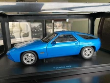Auto Art - Porsche 928 - 1:18 - Blue w/op-art interior