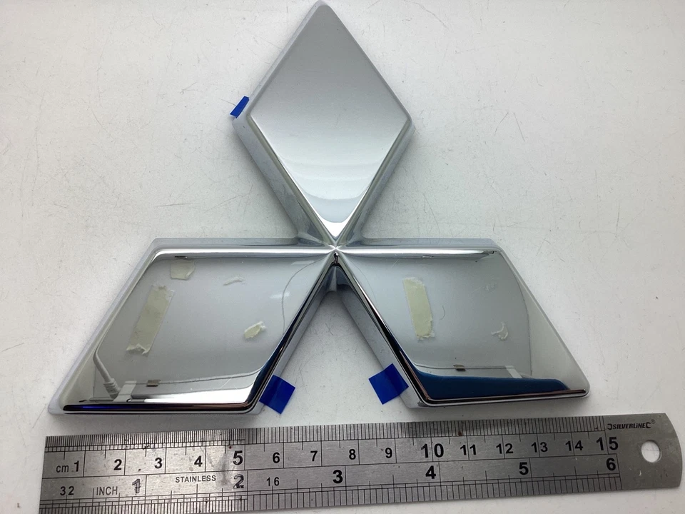Emblema insignia cromada capó delantero Mitsubishi L200 2019-2021 7415A708 genuino - Imagen 4 de 4