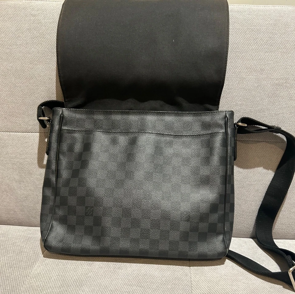 Mens Louis Vuitton Damien Graphite Shoulder Bag - Image 4 of 4