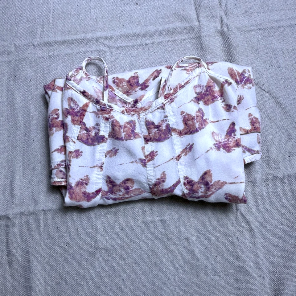 Camiseta sin mangas plisada ajustable con estampado de colibríes talla Mudd Top Juniors Foto 3 de 4