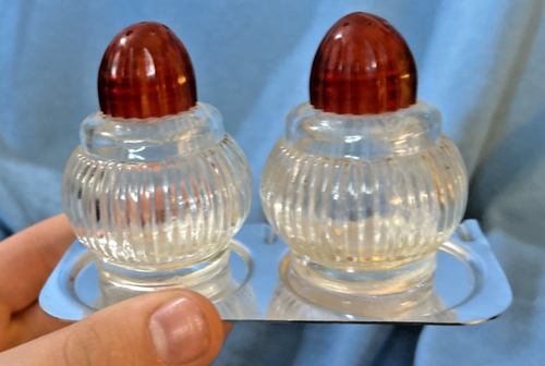 Vintage Set Clear Ribbed Round Salt or Pepper Shakers With Red Plastic Lid - Picture 5 of 5