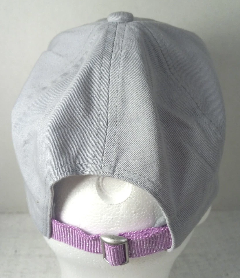 Sombrero Under Armour Niñas UA Free Fit Gris Con Bordado Púrpura Foto 4 de 4