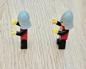 2 Lego 1980's Castle Knight's Tournament Knights from Sets 0016, 383-2 or 6083