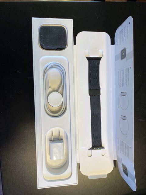 Apple Watch Series 4 44 mm Space Black Stainless Steel Case with Space Black Milanese Loop (GPS