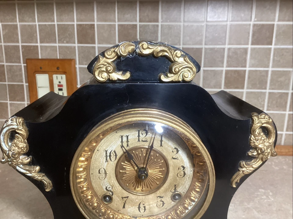 Antiguo reloj de repisa de hierro Ansonia. "11"" de alto, campanas en hora + 1/2 hora de trabajo" Foto 2 de 4