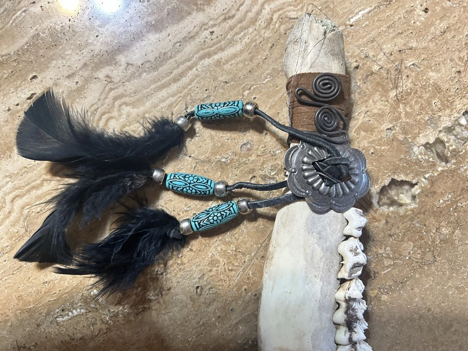 Mandíbula de ciervo real con dientes y adorno occidental decoración de cuentas de plumas Foto 2 de 4