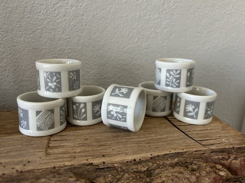 Set (7) Town & Country Linen Ceramic Napkin Rings Floral Print Gray & White 741 - Picture 1 of 10