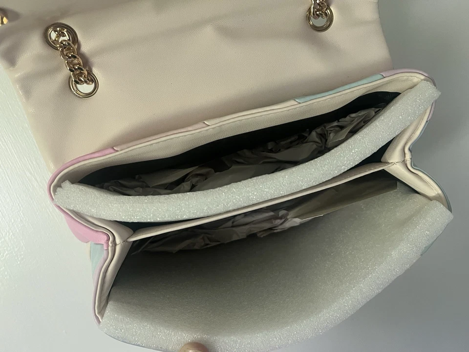 Bolso Bomb Party Fizztopia - Bolso de Hombro Arco Iris Pastel Rayas Cadena Dorada Foto 2 de 4