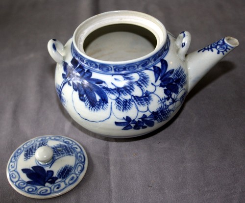 3 Blue & White Porcelain tea pots W/Lids, Dragon w/Foo Dog Handle/ Floral/ Bird - Picture 11 of 12