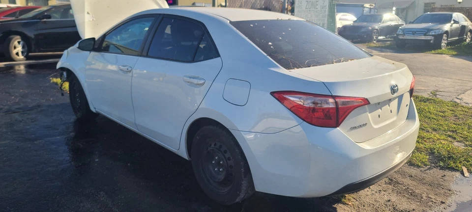 2019 toyota corolla trunk lid - Image 2 of 3