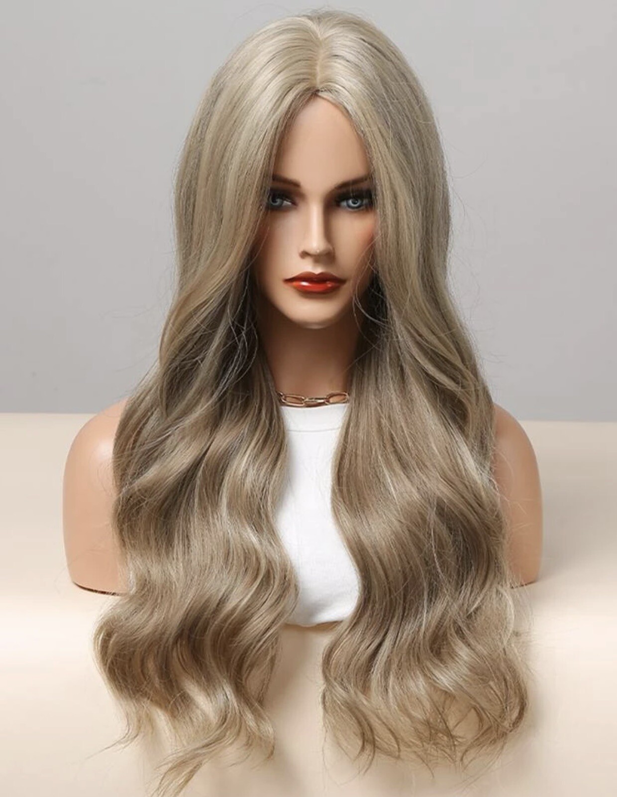 Perruque blonde foncée longue bouclée pour masquer une perte de cheveux