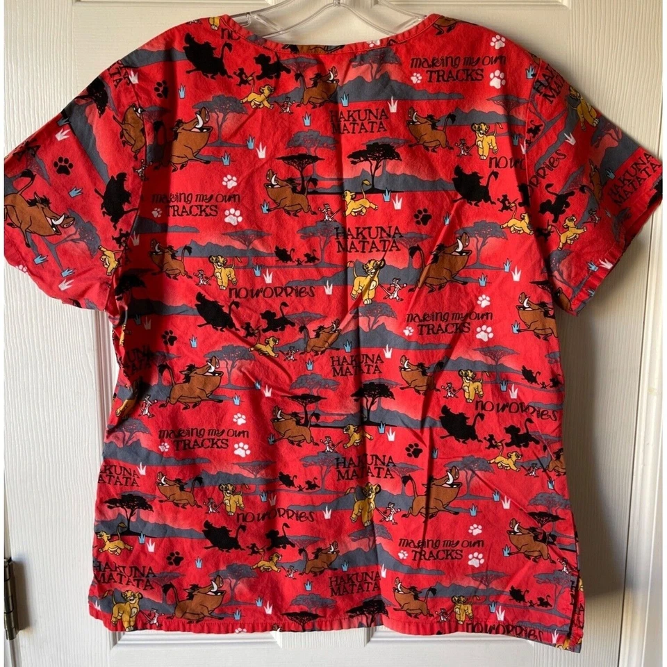 Disney скраб Топ женщин средний Лев король Simba Hakuna Matata карманы V шеи красный - Изображение 2 из 4