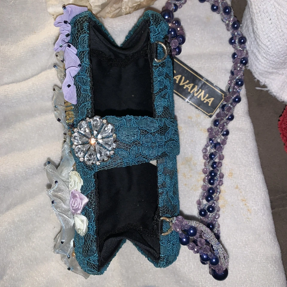 Cartera de sabana de colección rematada con surtido único de cuentas piedras encaje y seda Foto 2 de 4