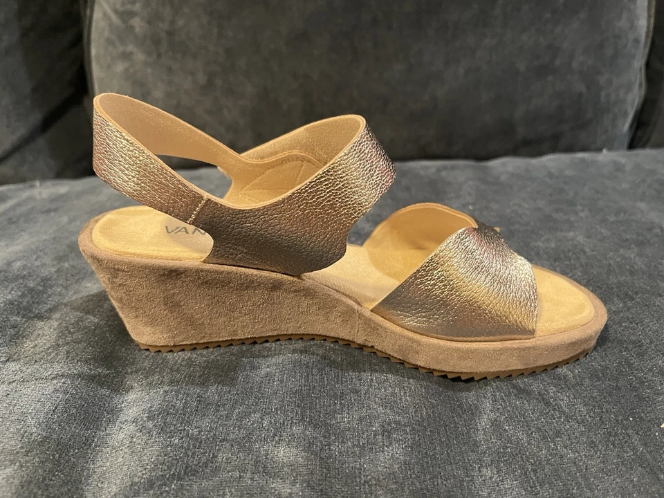 Sandalia de cuña Vaneli dorada - Nueva en caja original nunca usada talla 6,5 Foto 3 de 4