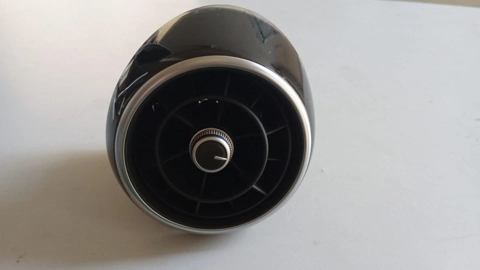 Salpicadero 8x1820901 ventilaciones aire Audi serie A1 (8x1) (1014) 1600 diésel 1056058 Foto 2 de 3