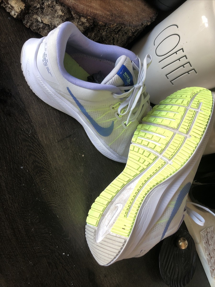 ✨美品✨NIKE WMNS Quest 4　24㎝ ホワイト メタリックシルバー ✨美品✨NIKE WMNS Quest 4 24㎝ ホワイト メタリックシルバー