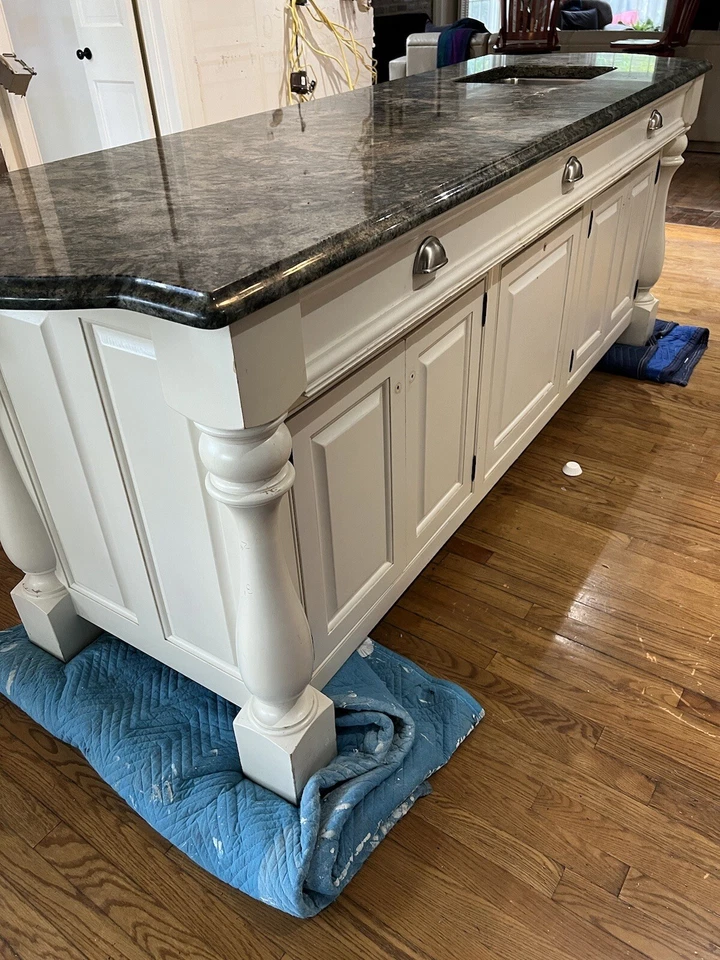 Isla de cocina personalizada MADERA REAL con tapa de granito y fregadero de acero inoxidable. Foto 4 de 4