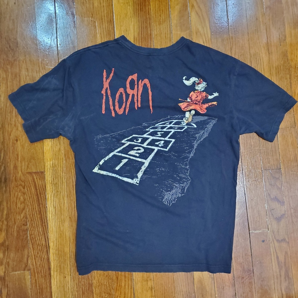KORN FOLLOW The LEADER 25周年 Tシャツ eyJidWNrZXQiOiJtZXJjaGJhci1pbW
