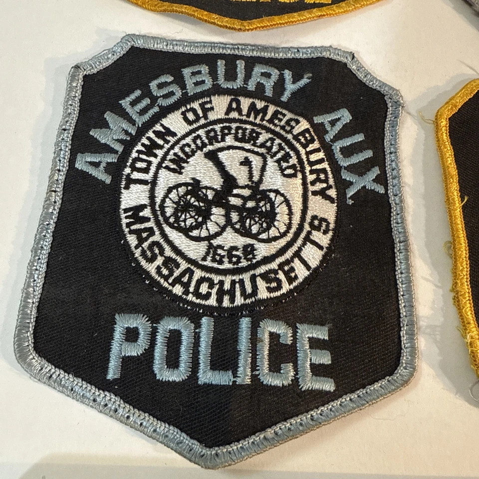 Lote de 4 parches de uniforme antiguo de la policía de Amesbury Massachusetts con auxiliar raro AUX Foto 2 de 4