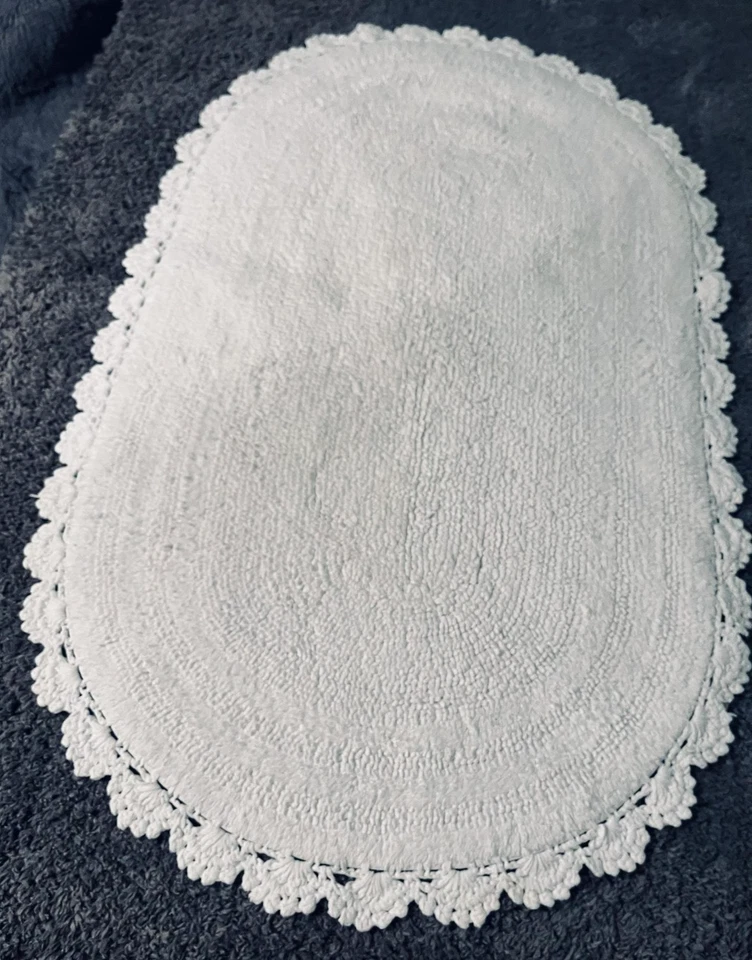 Juego 2 alfombras de baño ovaladas de chenilla de algodón blanco 41x20 35x20 ribete de ganchillo festoneado Foto 2 de 4