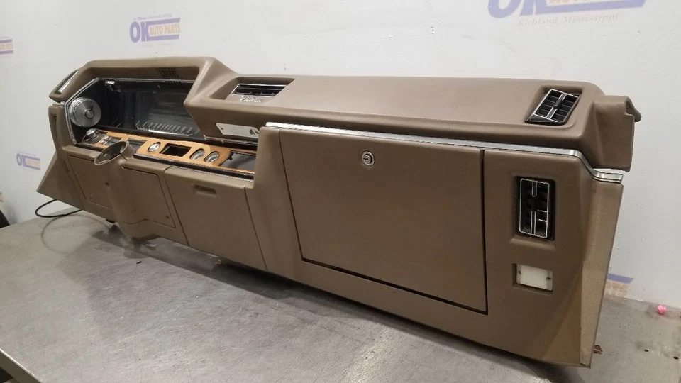 1968 CADILLAC DEVILLE DASH PANEL DASHBOARD WITH CLUSTER GLOVE BOX TRIM BROWN  Foto 3 de 4