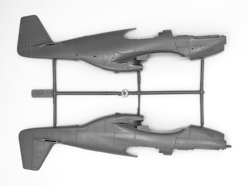 ICM 48125 Scale Model 1:48 Mustang P-51B WWII USAF Fighter + Pilots and Technics - Bild 20 von 24
