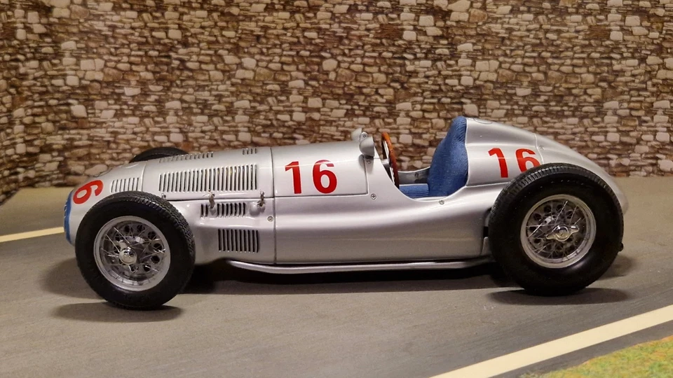 CMC M035 Mercedes-Benz W165 Tripolis 1939 Hermann Lang #16 Limited Edition 1/18  - Bild 3 von 4