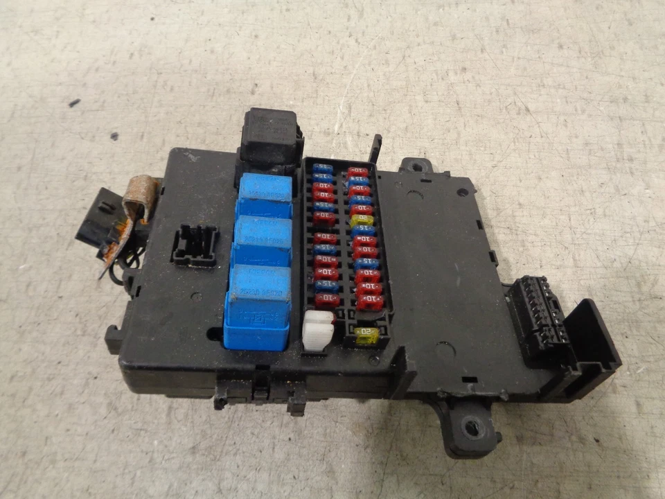 Nissan Almera Tino 2004 1,8 módulo caja de fusibles de gasolina relé 252309F920 Foto 2 de 4
