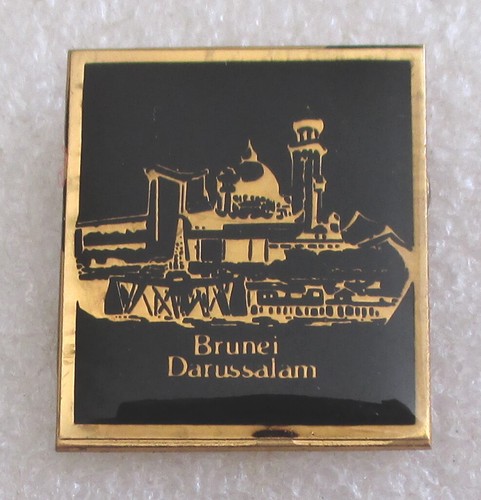 Vintage Country of Brunei Darussalam Tourist Travel Souvenir Collector Pin Asia