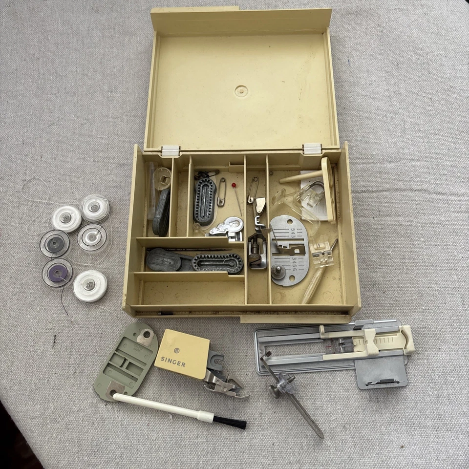 Máquina de costura Futura Singer 900 acessórios estojo rígido placas de pés incompletas - Imagem 3 de 4